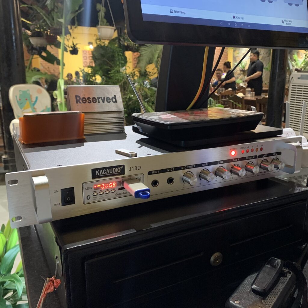 Âm Ly Kacaudio J18D sử dụng với loa âm trần, loa hộp nghe nhạc nhà hàng, quán cafe, spa