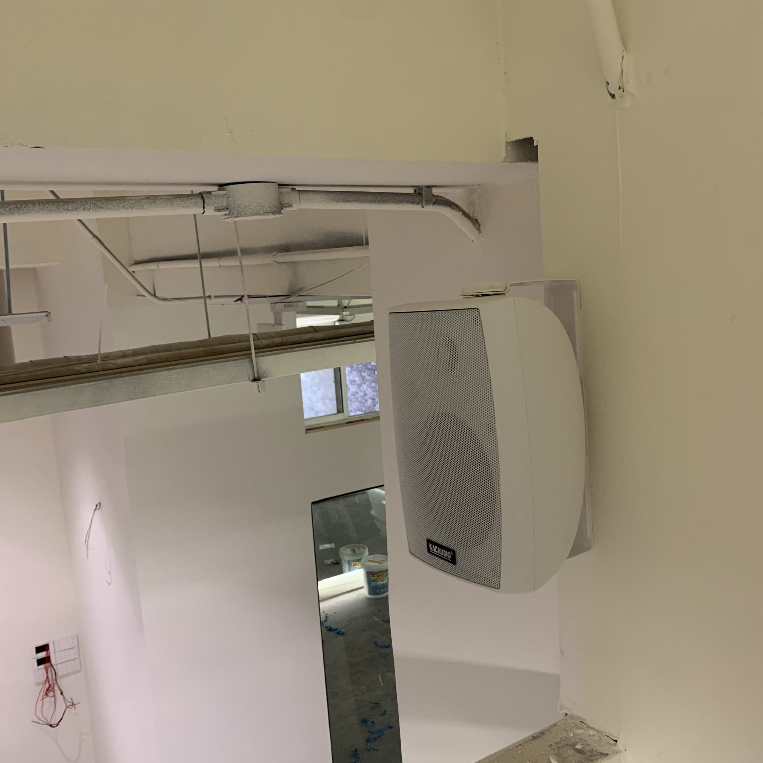 Loa hộp treo tường 30W màu trắng cho quán cafe, nhà hàng