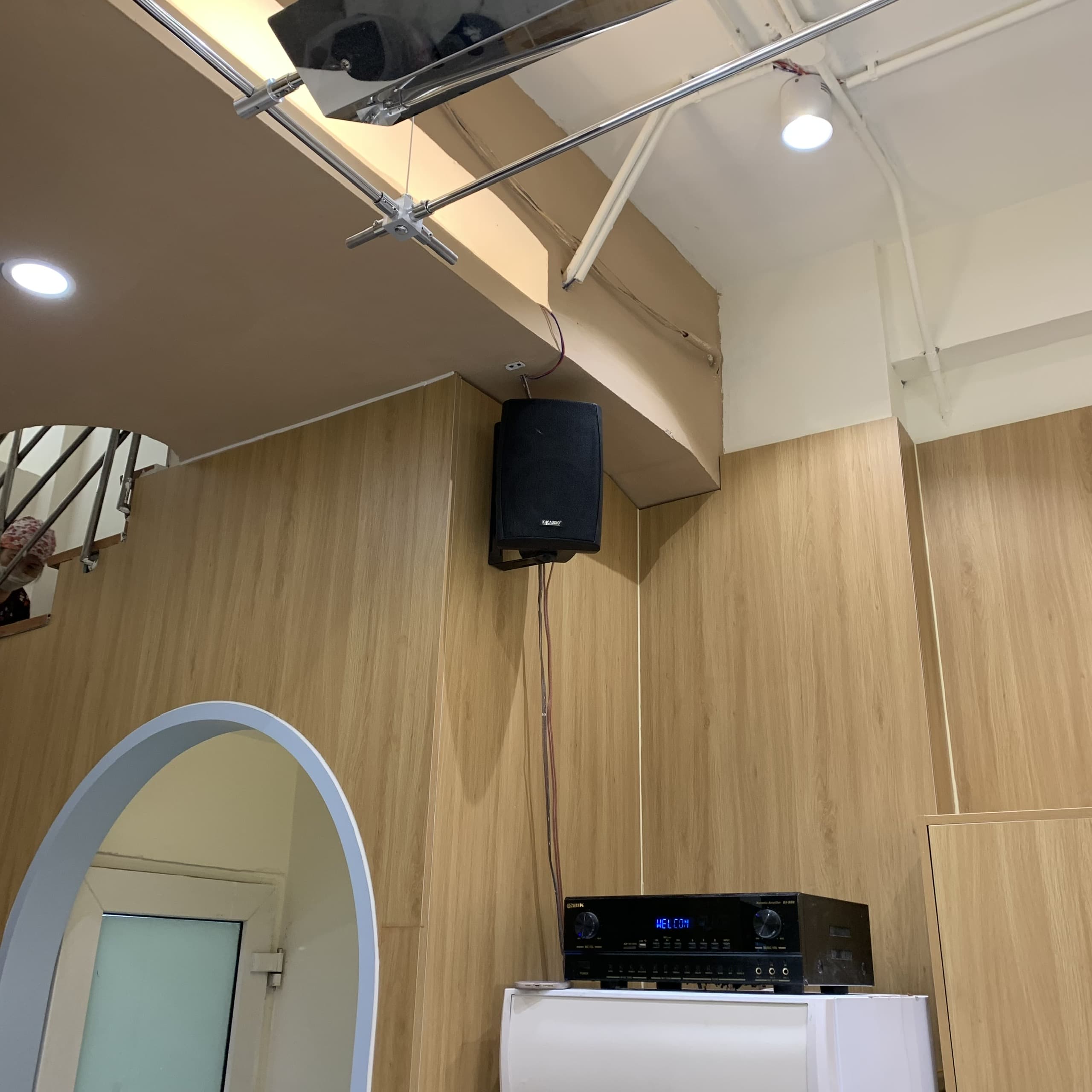 Loa treo tường 30W lắp đặt tại tầng 1 Boja cafe