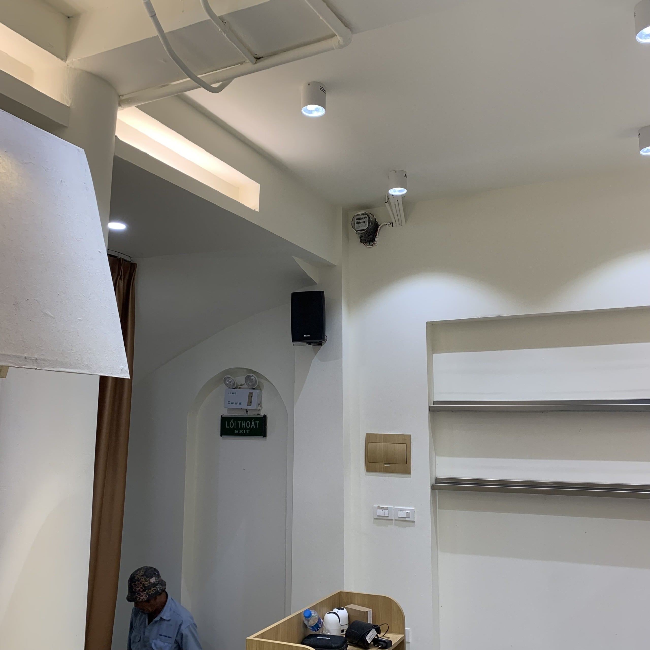 Loa treo tường 30W cho quán cafe được lắp gọn gàng