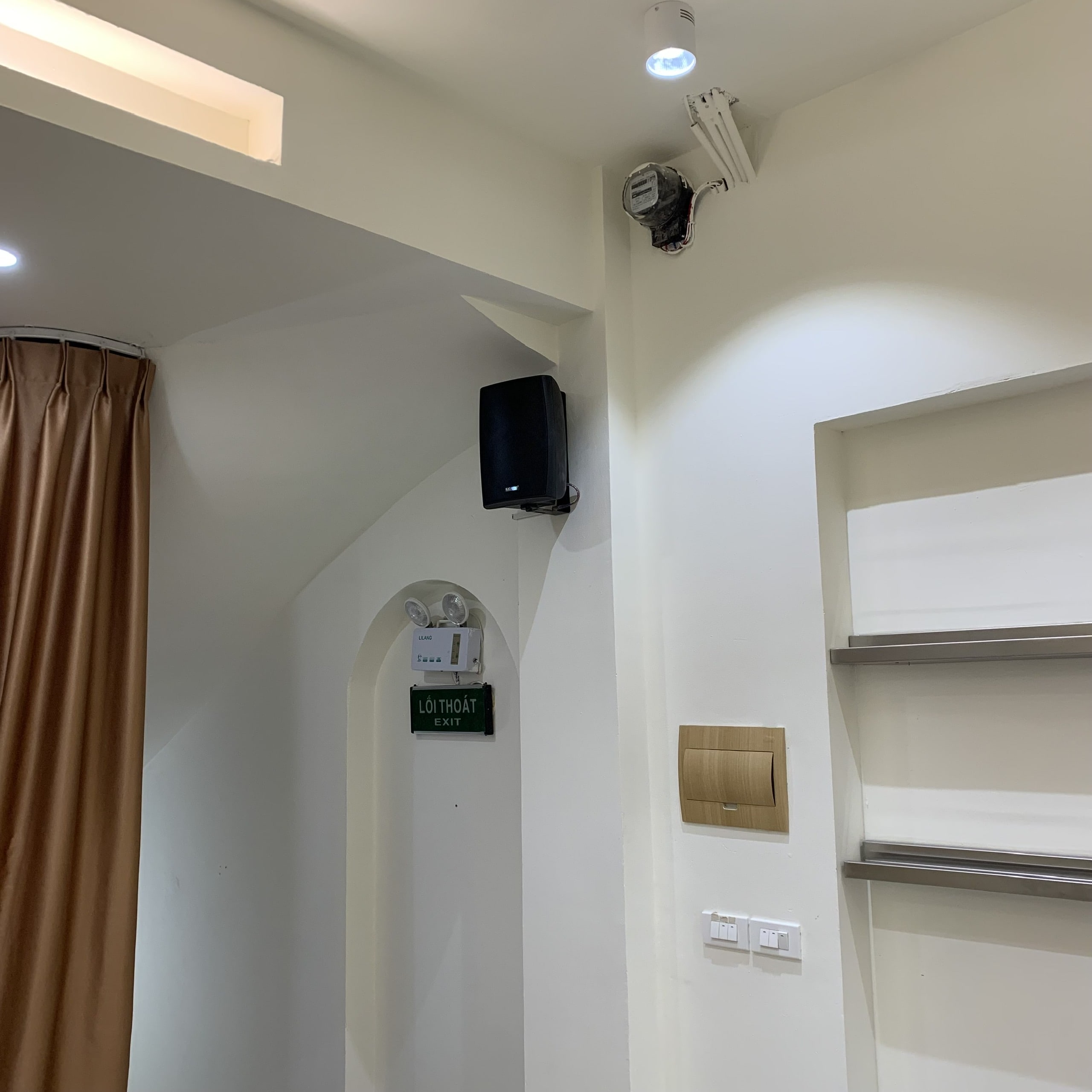 Lắp đặt loa treo tường quán cafe Boja đúng kỹ thuật