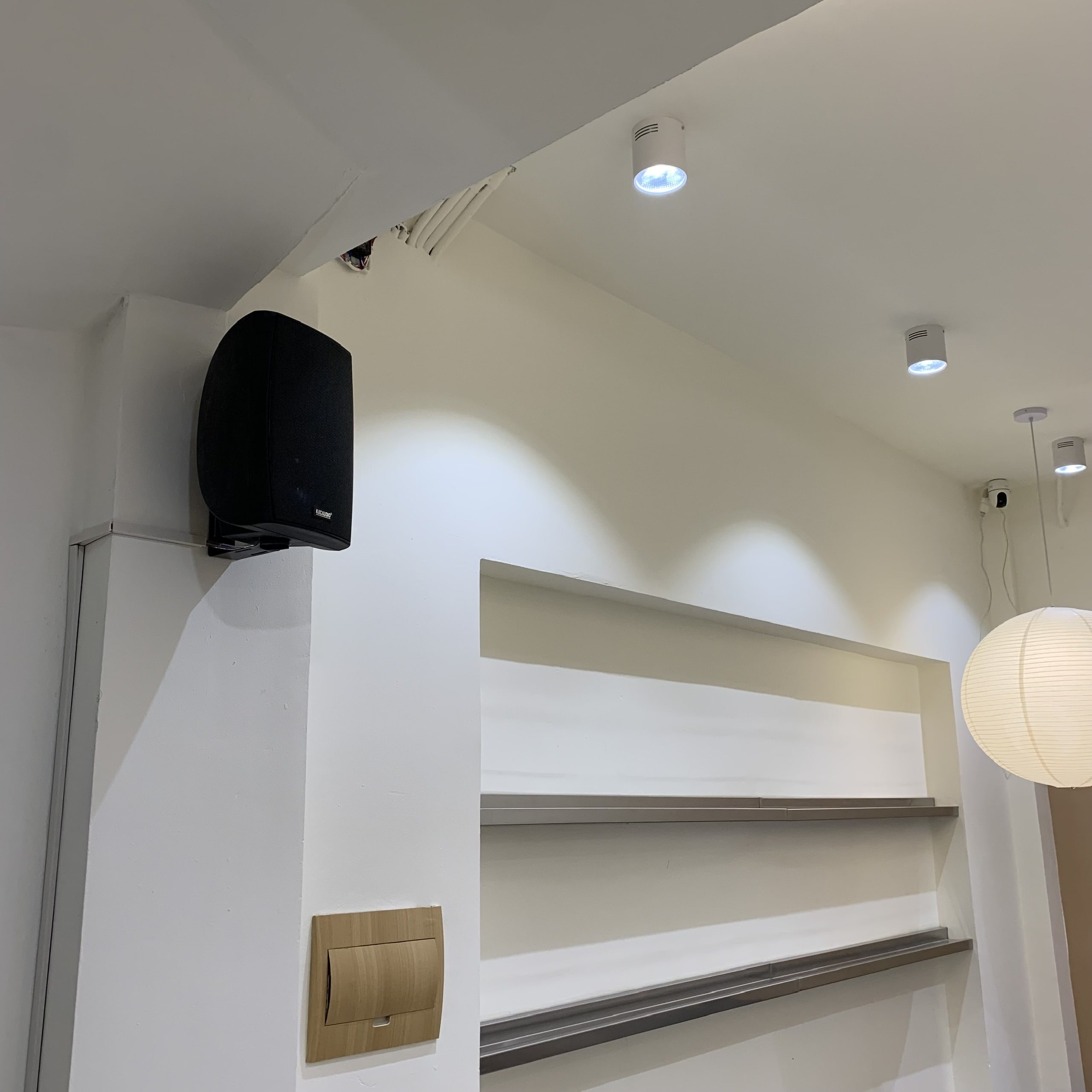 Dây loa được đi gen gọn gàng đảm bảo yêu cầu thẩm mỹ