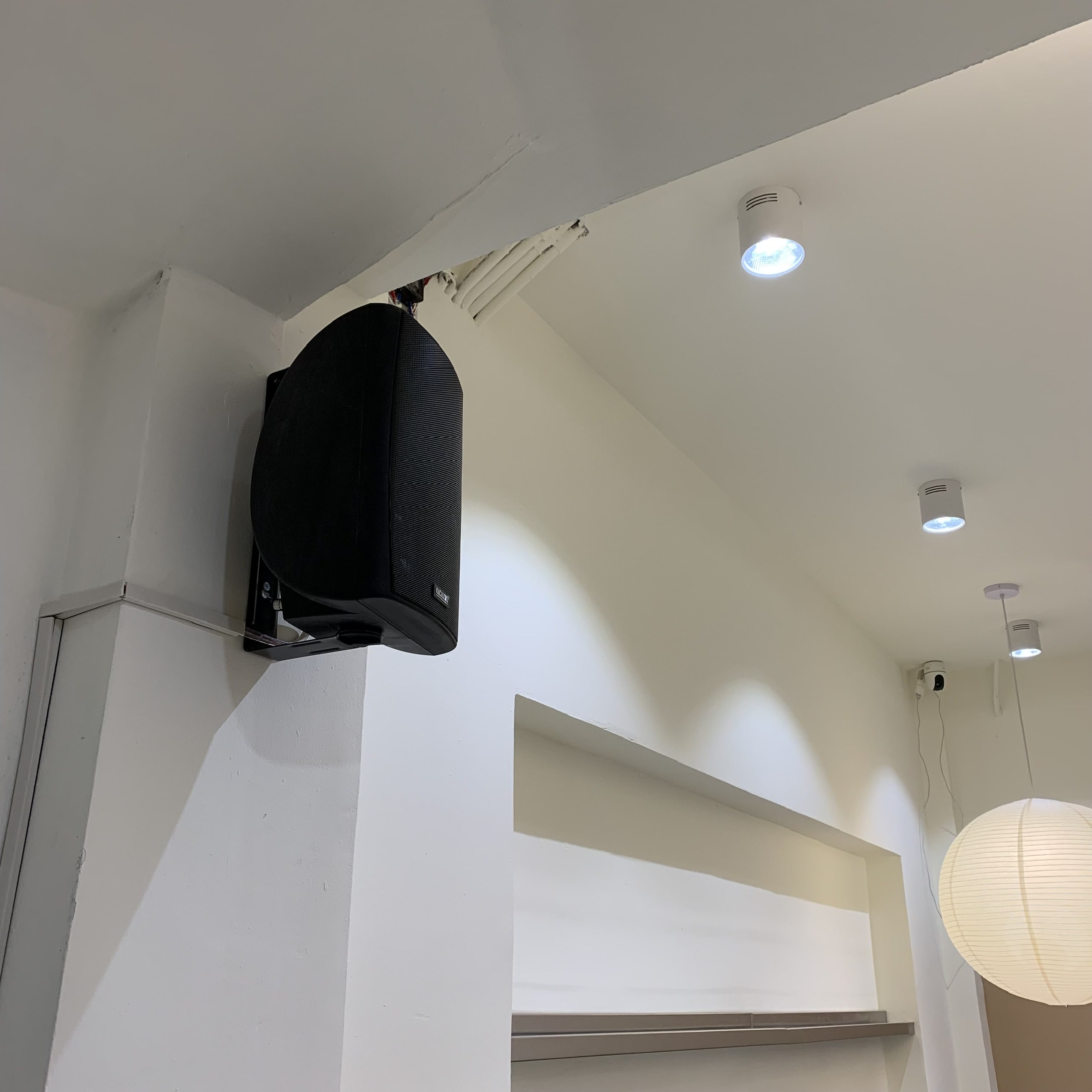Căn chỉnh hướng cho loa treo tường 30W tại Boja cafe